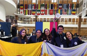 El Profesor Lucio Alejandro Chávez Mariño y su grupo de estudiantes lograron Bronce para Colombia en Campeonato Mundial de Robótica Colombia obtuvo Bronce en el Campeonato Mundial de Robotica en Rumania 2024. Foto cortesia redes sociales del Colegio Santa Francisca Romana en Bogotá.