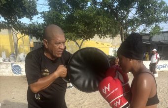 Boxeadores del Atlántico entrenaron en la cancha de fútbol del Barrio Simón Bolívar para asistir a los Primeros Juegos Juveniles Nacionales en Colombia en Pereira del 9 al 20 de noviembre del 2024
