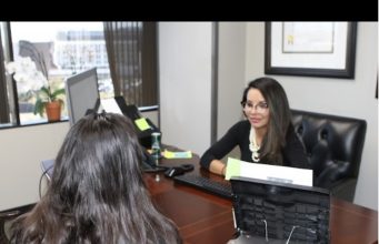 Alexandra Meaders, abogada en temas de inmigración sugiere tener calma frente a órdenes ejecutivas de Donald Trump