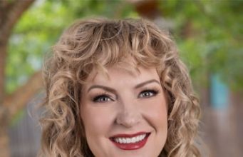 Kate Lincoln-Goldfinch anuncia su candidatura a Legislatura Estatal de Texas por Distrito 50