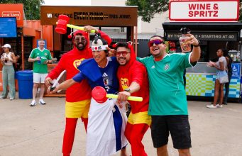 UN SAMURÁI, DOS CHAPULINES Y UN SOMBRERO DE CHARRO EN EL FIFA FAN FESTIVAL DALLAS