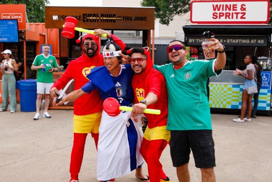 UN SAMURÁI, DOS CHAPULINES Y UN SOMBRERO DE CHARRO EN EL FIFA FAN FESTIVAL DALLAS