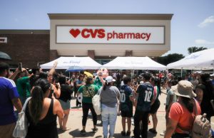 Doctor Simi Conquista Texas: Fiesta, Nostalgia y Precios Accesibles.