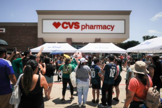 Doctor Simi Conquista Texas: Fiesta, Nostalgia y Precios Accesibles.