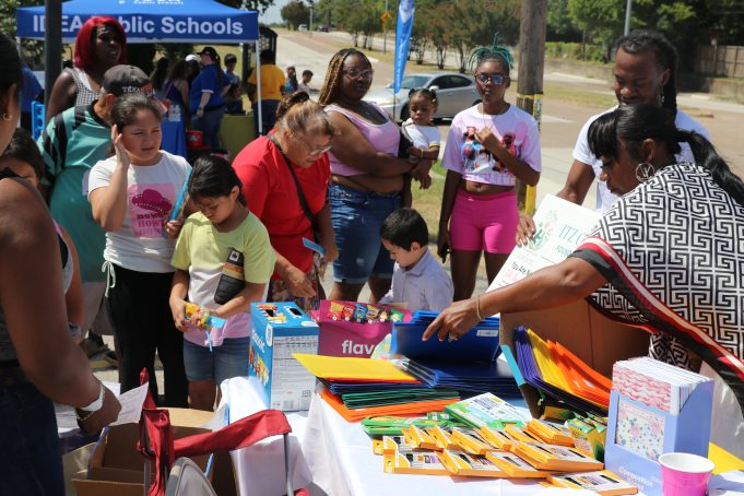 Útiles escolares gratis entregaron ¡Thriving Kinship! en el Sur de Dallas